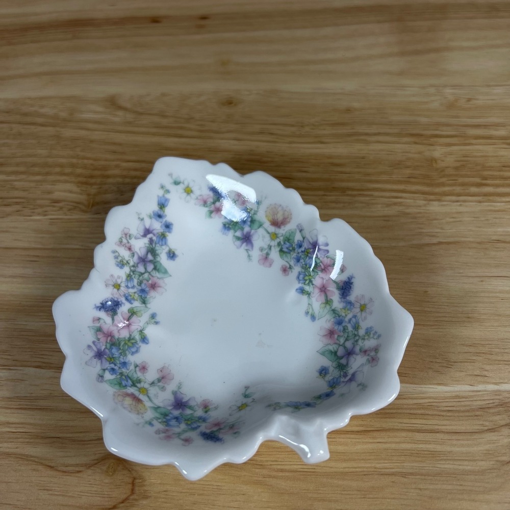 Wedgwood Angela Bone‎ China Leaf Trinket Dish Floral Made in England 1980